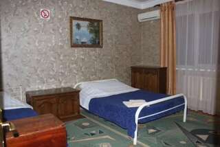 Гостиница Guest house Vladimir Краснодар Трехместный номер с основными удобствами и общей ванной комнатой-1