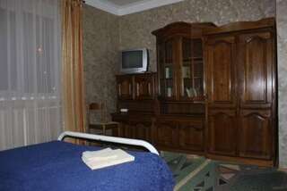 Гостиница Guest house Vladimir Краснодар Трехместный номер с основными удобствами и общей ванной комнатой-3